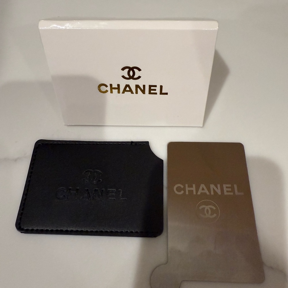 New CHANEL Black Leather Card Case with mirror - Picture 6 of 10